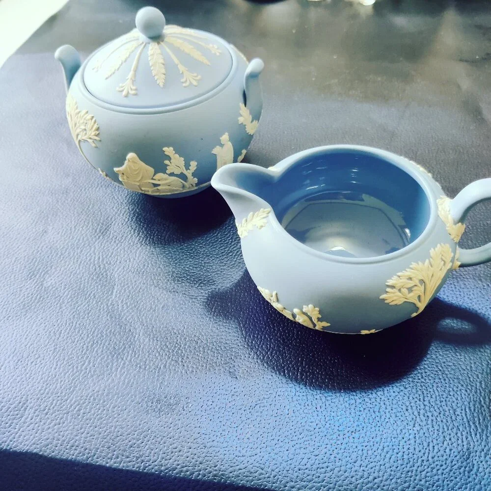 Wedgewood Cream and Sugar Bowl with Lid. Vintage great condition. - Picture 1 of 12